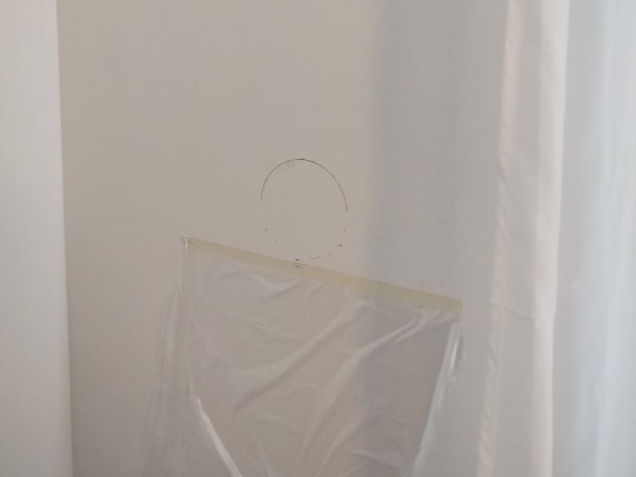 Разметка места под бризер на стене