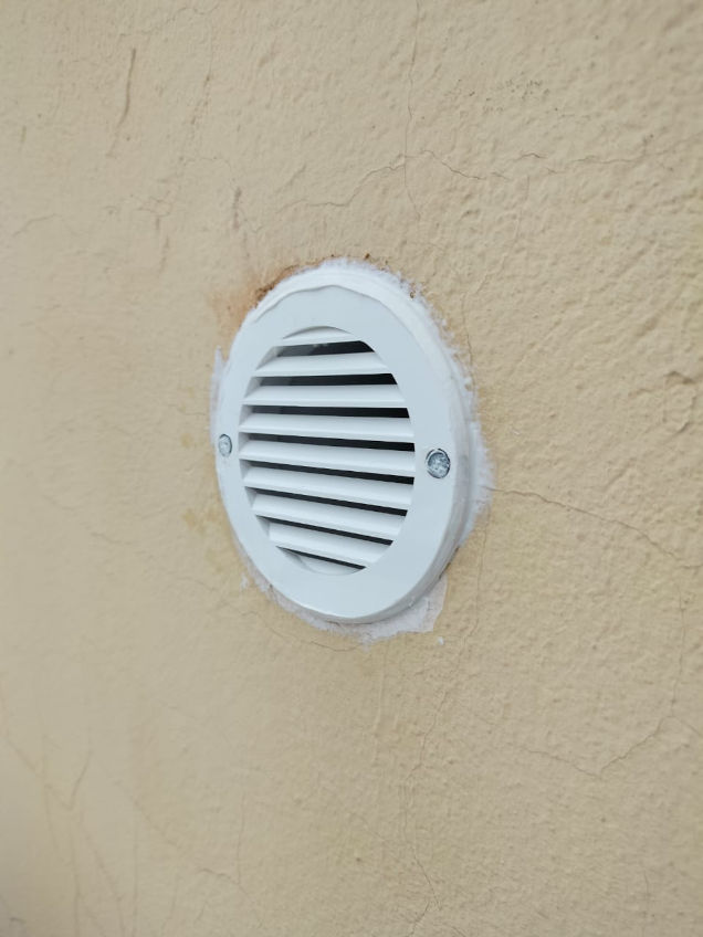 Фасадная решетка бризера снаружи